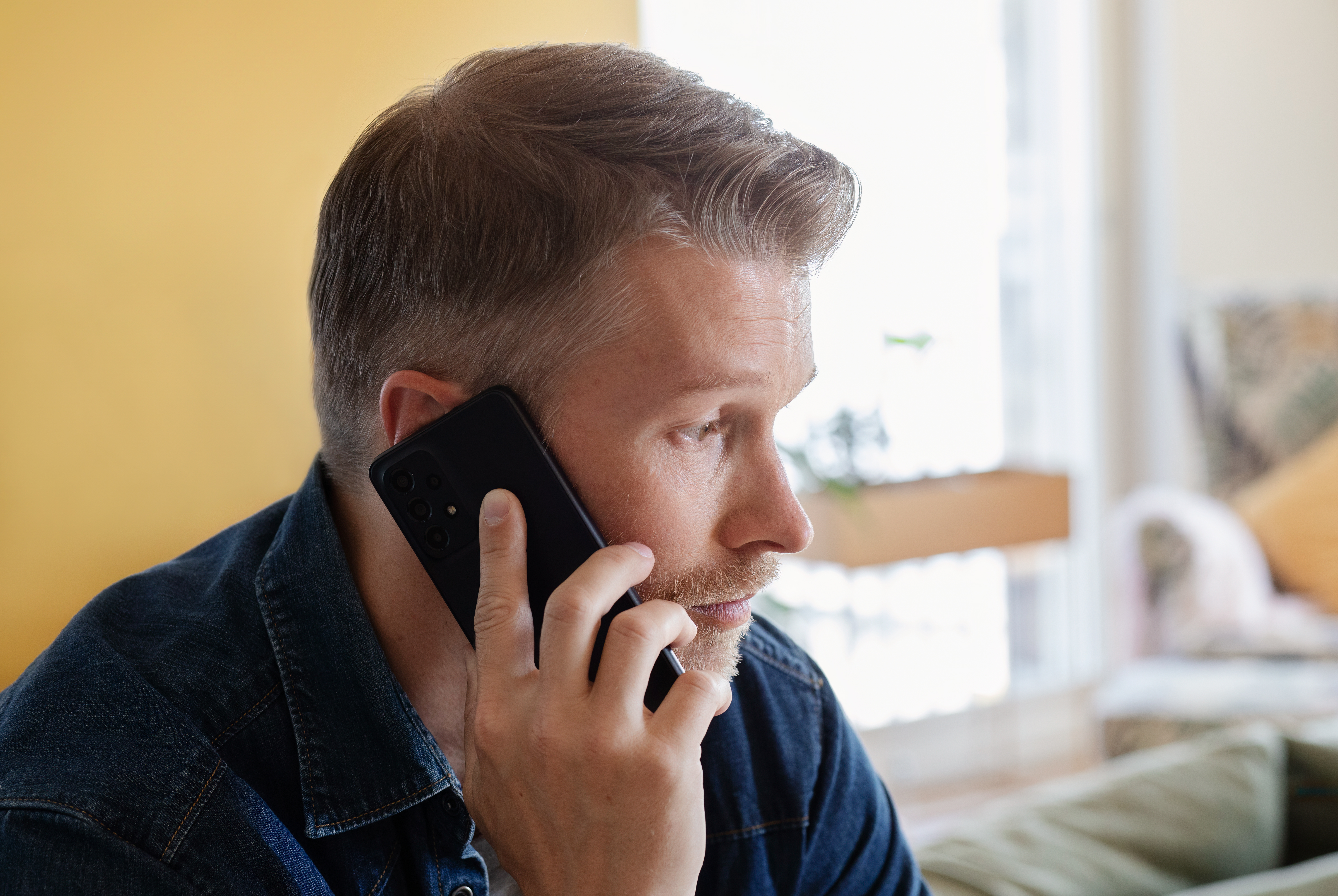 Doradca B2 Impact kontaktuje się z osobą zadłużoną