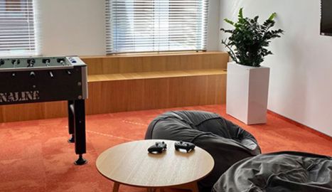 B2 Impact w Polsce posiada komfortowe biuro ze strefami relaksu i rozrywki