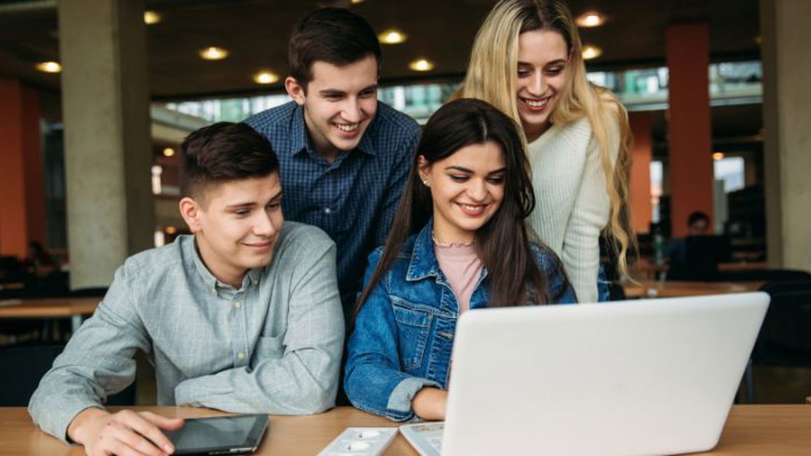 W B2 Impact prowadzimy program Dobry Start - letnie staże dla studentów