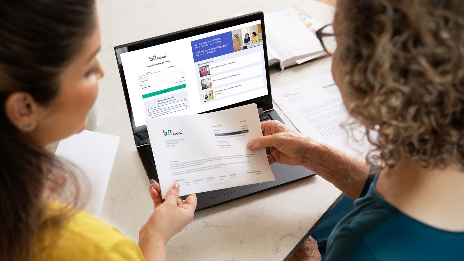 Kobieta z długami czyta list od B2 Impact i korzysta z Portalu B2 Impact Online