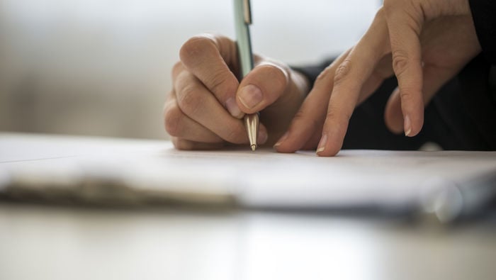 Klauzula wykonalności w dokumentach sądowych – co oznacza dla dłużnika i jak uniknąć egzekucji