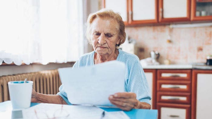 Osoba czytająca monit o zaległej płatności – jak zareagować na przypomnienie o długu